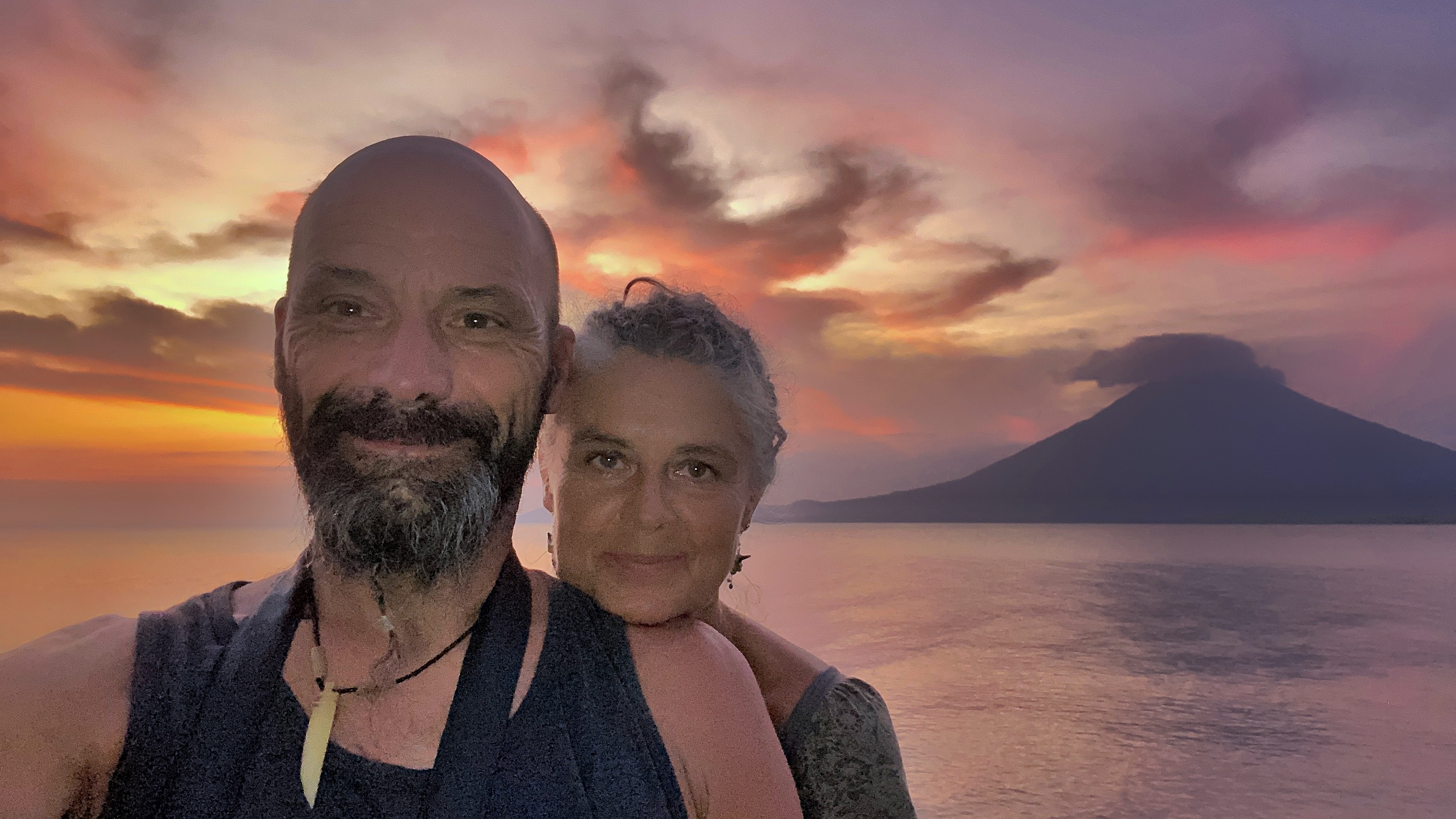 Isa et Manu devant un ciel de volcan